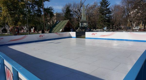 Безплатната ледена пързалка в центъра на Варна